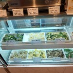 Mista Corta - お弁当のデリは4種類選べる。別料金(200円)でサフランライスもあるけれど、写真右端上のパンっぽいものがあればバランスはよくなります。