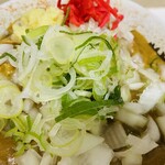 麺処 盛盛 - いつもの汁なしカレーそば＋玉ねぎ＋ベニー＋擦りおろし生姜など　ズームで