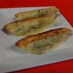 とんとん餃子 華苑飯店 - 餃子。小皿がないので醤油等、直がけ
