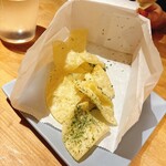 GYOZA SHACK - お通し 餃子の皮を揚げたもの
