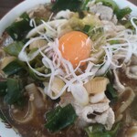 鬼ヤンマ - 長ネギと豚バラを煮込んだ「田舎らーめん」＋玉子！
