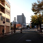 梅や - 店から見える川の景色（紅葉も最後かな）