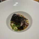 しまなみふれんち Murakami - ＊烏賊 クスクス バジル マコモダケ✨️
      柔らかくソテーされたスルメイカ？
      コリコリ食感のマコモダケ、
      程よい分量のクスクスをコンソメのスープ仕立てで♡
      イカ墨のお煎餅が香ばしくて(*´ч`*)ｳﾏｳﾏ