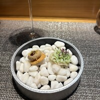 しまなみふれんち Murakami - ＊始まりの小さな前菜✨️小石の上に盛り付けた
                    シラスの青ネギ和えｵﾝｻﾞシラスのお煎餅
                    レーズンがアクセントのポークのペーストｵﾝｻﾞサブレ
                     