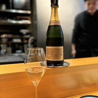 しまなみふれんち Murakami - シャンパンから始まります✨.ﾟ･*..☆.｡.:*✨.☆.｡.:
                    後ろには村上シェフが(〃∇〃人)ｽﾃｷ♪