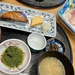 佳鱗亭 - ブリの照焼定食と、右奥が刺身盛合わせ。
