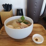 鶏×麦 らら - この中にあっさりで奥深い貝出汁が詰まってます！