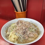ラーメン二郎 三田本店 - 小ラーメン　麺少なめ　ニンニクアブラ