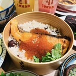 和食とお酒 新宿ヤオシン - おひつご飯(旬の炊き込みご飯）紅鮭といくら　