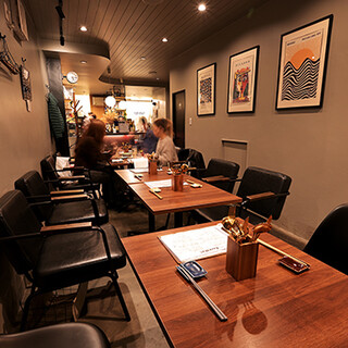大人のムードを満喫。落ち着きのあるスタイリッシュな店内