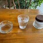 イタリアンカフェ・カプリ - テーブル、ガラスの灰皿、グラス、シュガーポット