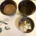 蕎麦処 くに作 - つゆは２種類
      アーモンドと胡桃のナッツのつゆ(左)／鰹と昆布の醤油のつゆ(右)
