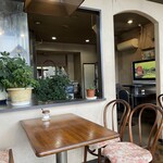 イタリアンカフェ・カプリ - 側のテーブル席から店内を望む