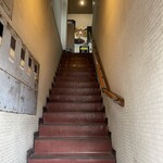 イタリアンカフェ・カプリ - 階段を上がるとレトロな雰囲気のお店が。