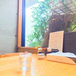 やぶ善 - 外光が入る、開放的な窓際席。