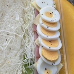 ライブコッペ亭 - ゆでたまご・チーズ・ロースハム・キャベツがぎっしりと挟まれ、見た目以上にボリュームたっぷり。