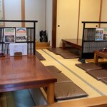 そば蔵 山奥 西村屋 - 店内は、和の趣が感じられる落ち着いた空間が広がっており、心地よく食事が楽しめる雰囲気です。