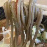 そば蔵 山奥 西村屋 - 蕎麦なので一般的な焼きそば麺よりも柔らかめです。