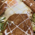 そば蔵 山奥 西村屋 - 目玉焼き、マヨネーズ、そしてソースカツが豪快にトッピングされています。