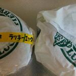 ラッキーピエロ - ドリンク写真:右：チャイニーズチキンバーガー（松）