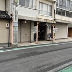 イタリアンカフェ・カプリ - 店舗前の道路から店舗出入り口を望む
