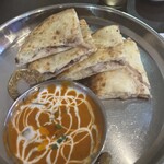 PARI - あんこチーズナン、れんこんとオクラのカレー