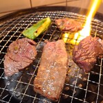 焼肉ホルモン酒場 たかちゃん - ①和牛上カルビ②ハラミ③和牛炙り薄切りカルビ
            和牛炙り薄切りカルビはしゃぶしゃぶ用よりも薄いのですが、ササッと炙って食べます
            脂が凄くてファイアー！します( *´艸｀)