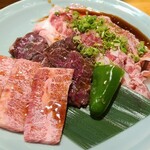 焼肉ホルモン酒場 たかちゃん - たかちゃん定食(税込1,749円)
            ①和牛上カルビ【3枚】②ハラミ【3枚】③和牛炙り薄切りカルビ④野菜(薄切り玉葱&ピーマン1切)
            特に和牛上カルビは写真よりも肉質が良く、サシもしっかり入っており驚く