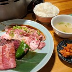 焼肉ホルモン酒場 たかちゃん - たかちゃん定食(税込1,749円)
            ①和牛上カルビ【3枚】②ハラミ【3枚】③和牛炙り薄切りカルビ④野菜(薄切り玉葱&ピーマン1切)⑤白ご飯⑥スープ⑦白菜キムチ
            ボリューム少なめだが脂が強く白ご飯が進む