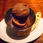 トラットリア セッテ - チョコレートアイスクリーム、ビスコッティ添え