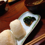 竃 - しっかりしておいしいおにぎり2つ。味噌汁付き