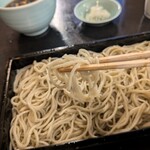 神田まつや - 蕎麦を手繰る