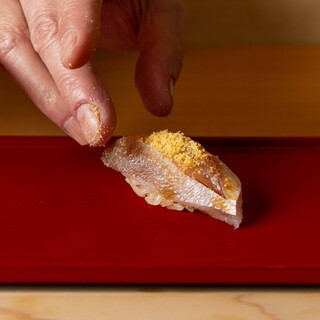 巧緻な技で旬を握る。至福の時をもたらす一貫をご提供