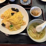 華空間 - ボリュームセット　エビ玉子丼とワンタンセット・本日のスープ・小鉢