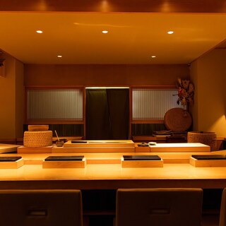 緊張感と心地よさが共存する静謐な空間。完全個室も完備