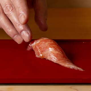 計算し尽くされた江戸前鮨がもたらすのは、至福そのもの