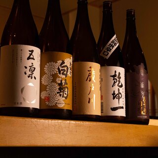 店主こだわりの日本酒と自然派ワイン。