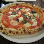 Pizzeria 244 - マルゲリータ（少し上から）