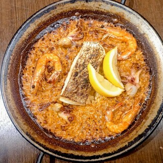 当店のスペシャリテ！★旨みがギュッと詰まった魚介パエリア