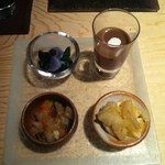 ゆう - 【旬のものを豆皿で】
      庄内柿白あえ、黒人参のスープ、露地野菜のグラタン仕立て、天然キクラゲと青菜のおひたし