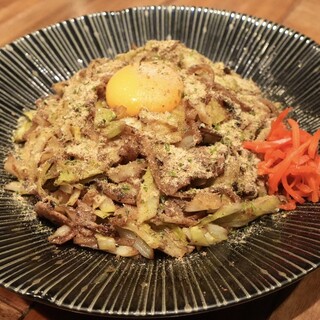 卵黄をのせた、本格的な「富士宮焼きそば」をご提供