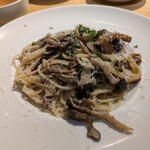 OCEANCLUB BONDIS - シーズンパスタは私のキノコ心をズッキューン♡「５種のキノコのボスカイオーラビアンコ」。椎茸・舞茸・平茸・えのき茸２種…これでもかっ！ってくらい入っていて、も〜感激！！