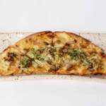 鍛冶屋 文蔵 - いぶりがっこの薄焼きピザ