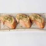 鍛冶屋 文蔵 - カニ味噌のブルスケッタ