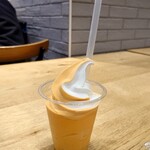 北海道うまいもの館 - ドリンク写真:北海道メロンシェイク+ソフトクリーム 500円