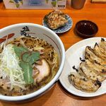 長浜塩元帥 - 料理写真:ギョーザセット + 唐揚げ（1個）