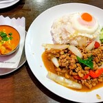 アジアンキッチン＆バー SAPANA - ガパオライス、カレー