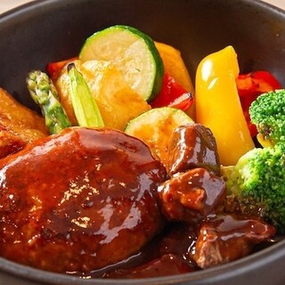 牛100％！肉汁をぎゅっと閉じ込めた蒸し焼きハンバーグ