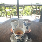 土花土花 - 手作りプリンと逆光で海が見えない背景。