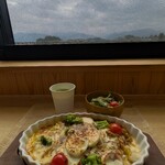 レストラン アーチ - 景色を楽しめるカウンター脊梁。曇りだけど^^;